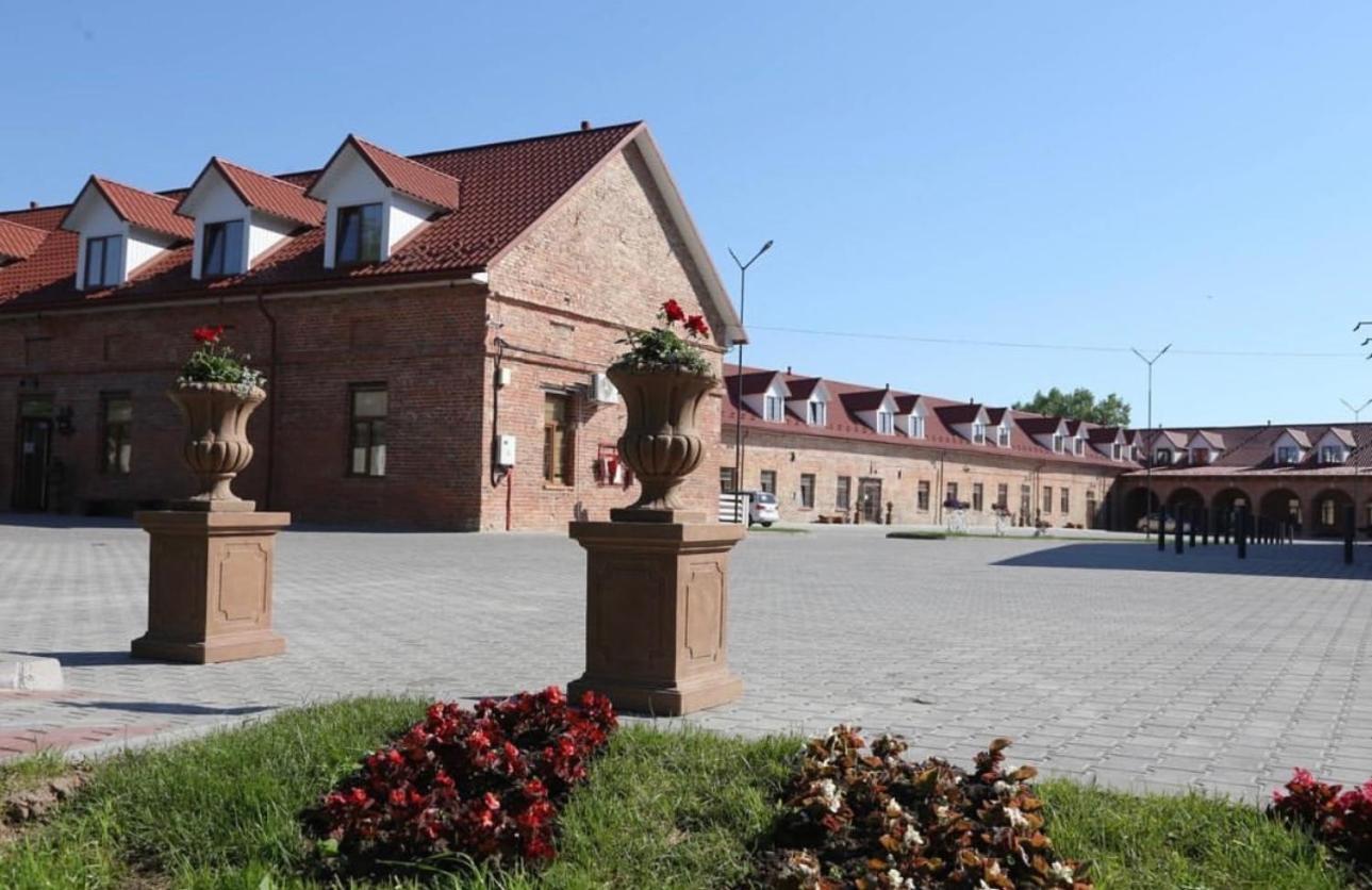 Готель Бережани Bagian luar foto